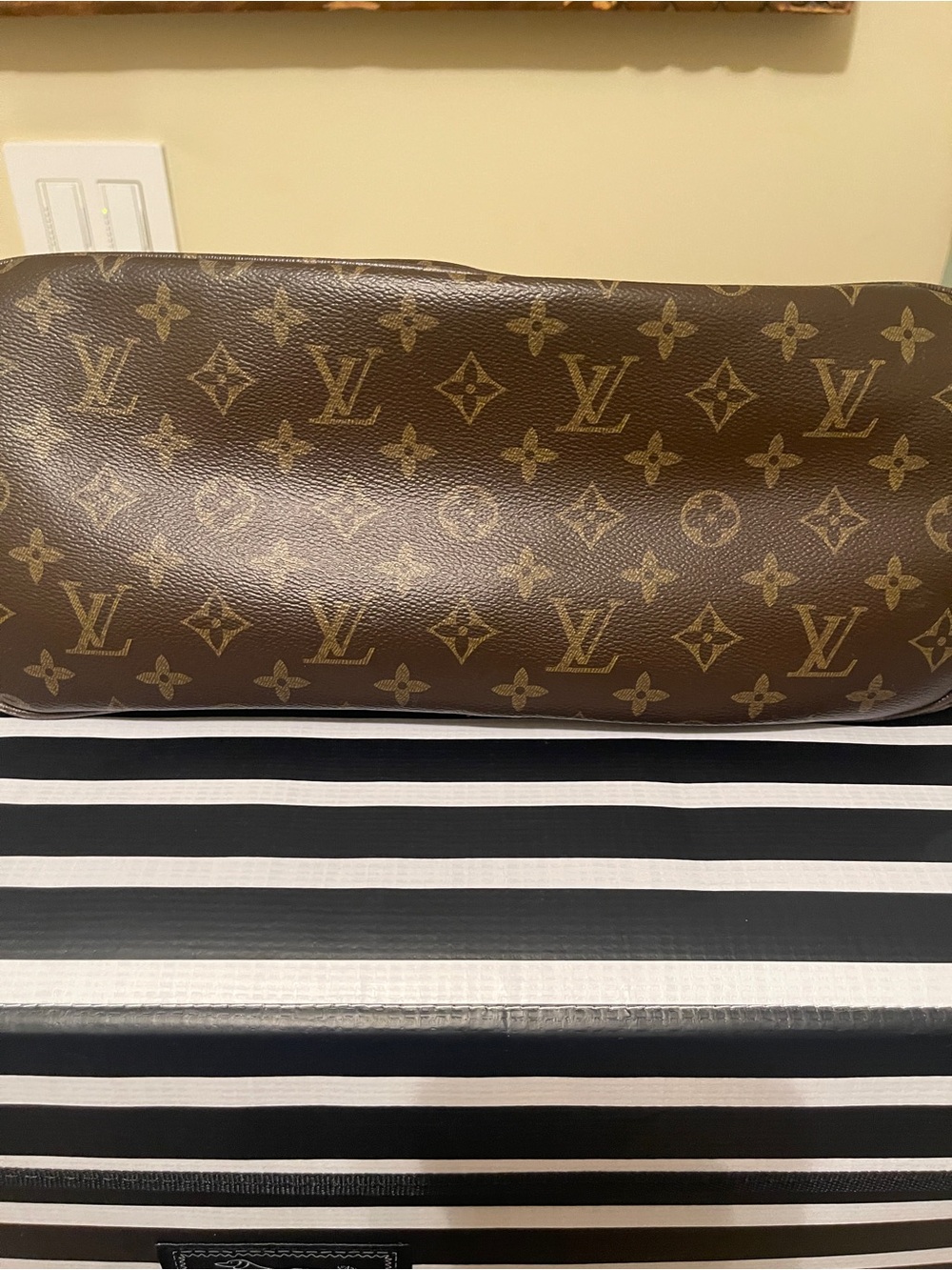 FAUX Louis Vuitton Monogram Neverfull Tote with Pouch - Picture 8 of 11